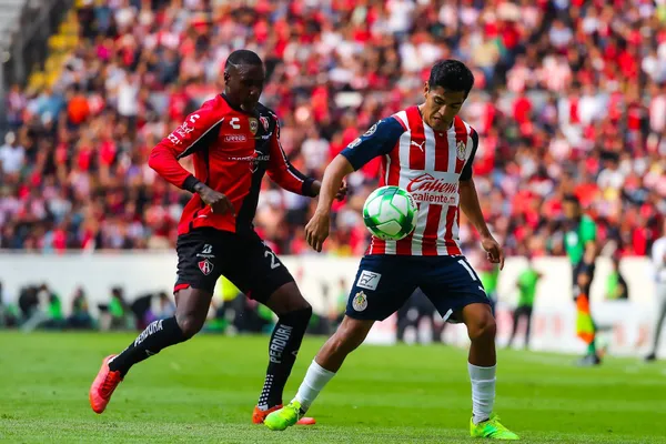 Chivas y la necesidad de reforzar su lateral derecha.