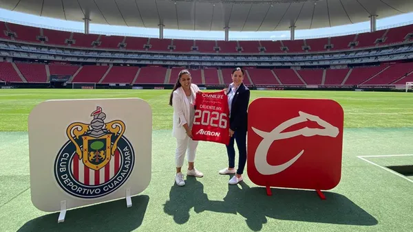 Chivas y su patrocinador Caliente en el Akron