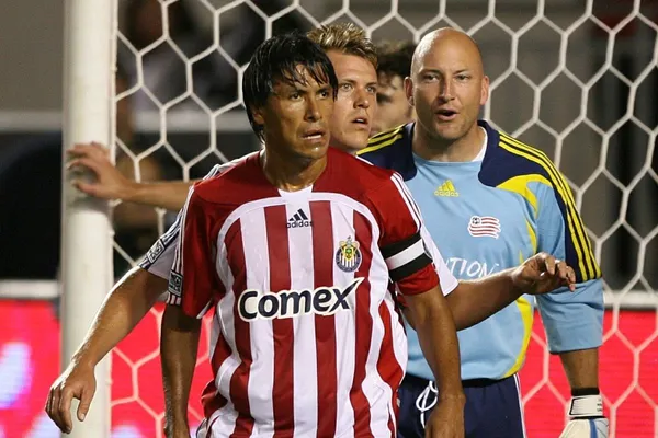 Claudio Suárez sufrió un atentado tras firmar con Chivas.