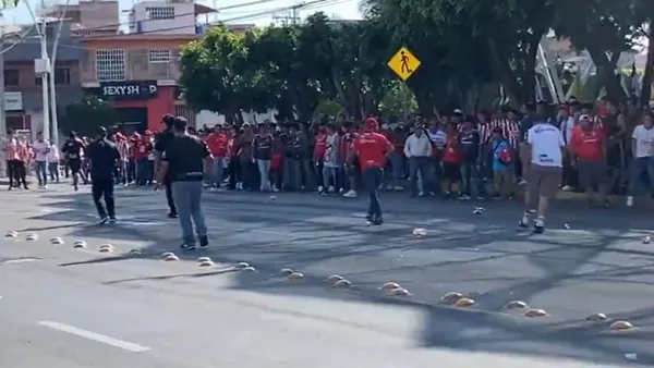 Corridas y disturbios en la previa del juego amistoso .