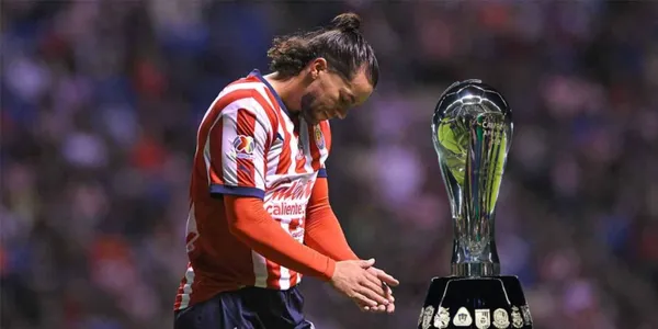 Cowell con el trofeo de la Liga MX/FOTO: Somos News