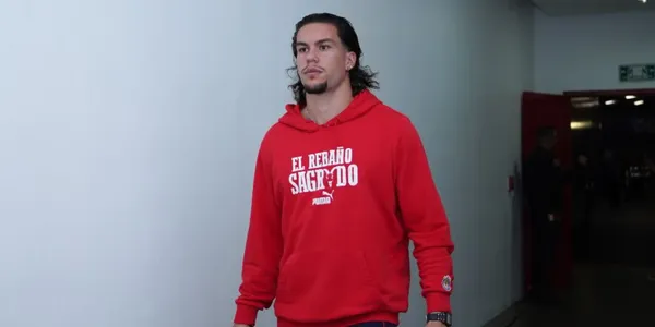 Cowell en llegada a partido. Foto: Chivas