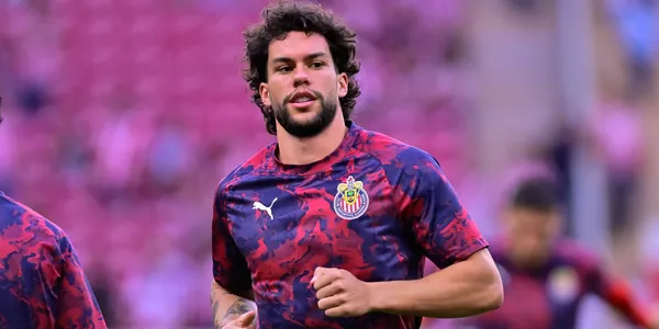 Cowell en partido. Foto: Chivas