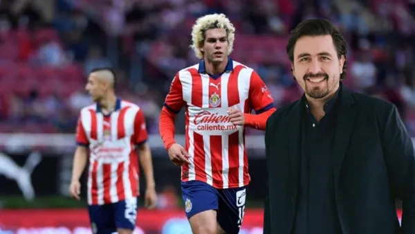 Cowell en un partido con Chivas y Amaury Vergara