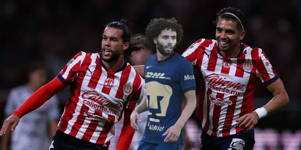 Cowell y Marín con Chino Huerta/FOTO: X: Chivas