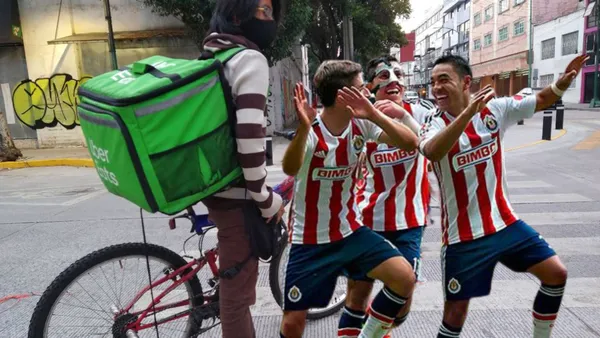 de jugar en Chivas a repartir comida