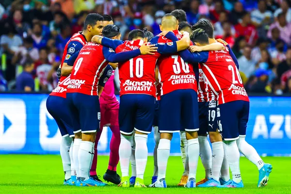 De la mano de Ricardo Cadena, Chivas venció al Cruz Azul en la cancha del Azteca.