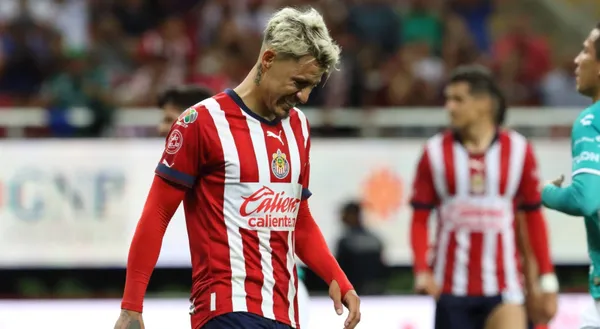 De un momento para otro, la carrera de Cristian Calderón en Chivas podría terminar.