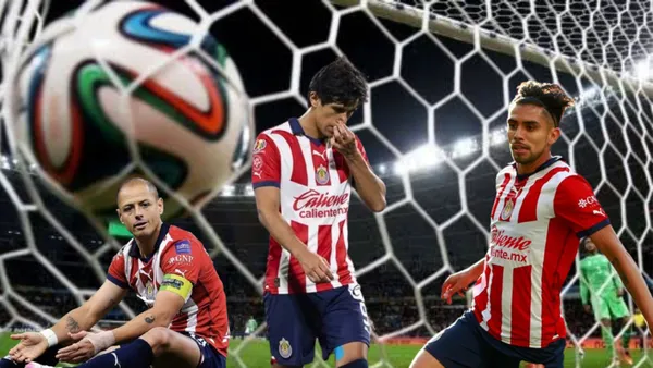 Delanteros de Chivas detrás de la portería