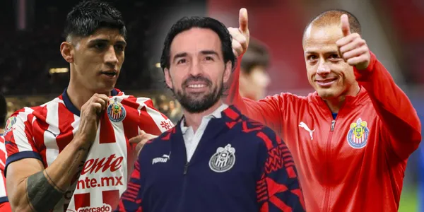 Delanteros de Chivas y Gerardo Espinoza / Foto: Chivas