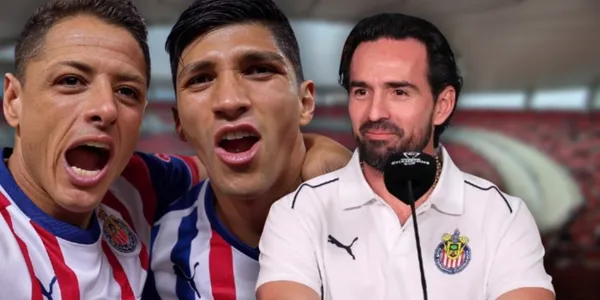 Delanteros de Chivas y Gerardo Espinoza / Foto: Chivas