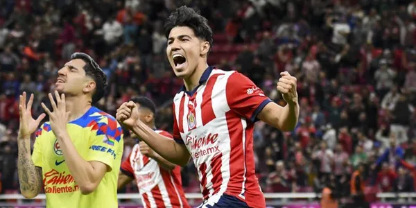 Diego Valdés junto a futbolistas de Chivas / FOTO IMAGO7