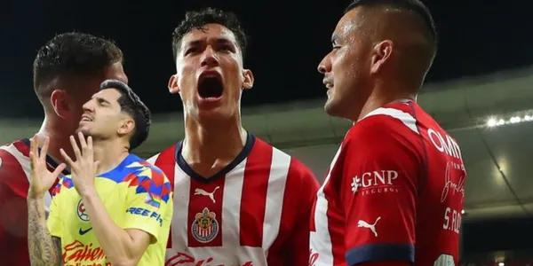 Diego Valdés junto a jugadores de Chivas / FOTO Facebook