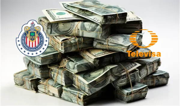 Dinero acumulado sobre una mesa / Free Pick