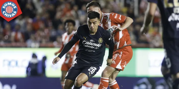 Disputa del balón de Fernando Beltrán en el duelo ante Necaxa (Fuente: MEXSPORT)