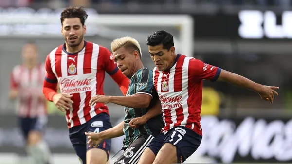 Efraín Álvarez estaría en la mira de Chivas. El jugador mexicano toma una decisión sobre llegar al Rebaño