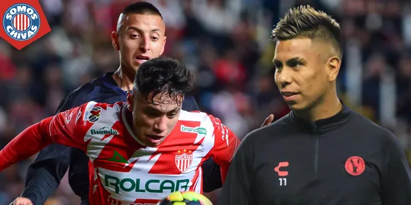 Efraín Álvarez y jugadores de Necaxa vs Chivas