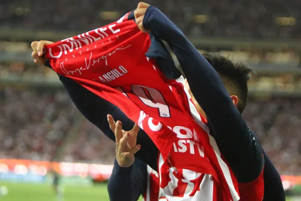 El "Canelo" sufrió una fractura en el duelo frente a Pumas.