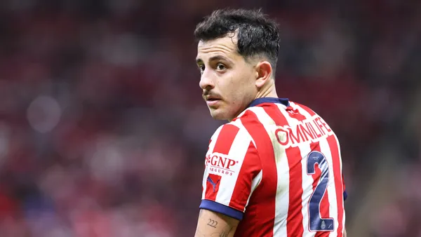 El defensa no tiene lugar con Gabriel Milito y deberá armar sus maletas si quiere jugar (MexSport).