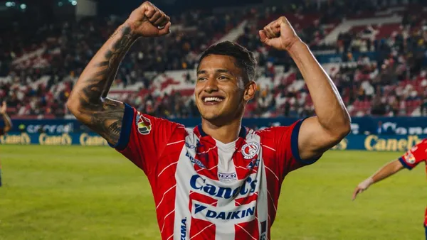 El defensor está en carpeta de estos dos gigantes de la Liga MX, a pocos días del comienzo del torneo.