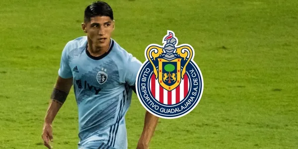 El delantero mexicano Alan Pulido tendría nuevas exigencias para aceptar la oferta de Chivas