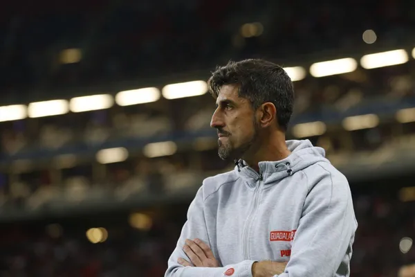 El Director Técnico de Chivas no se quedó callado tras las polémicas declaraciones de Alexis Vega.