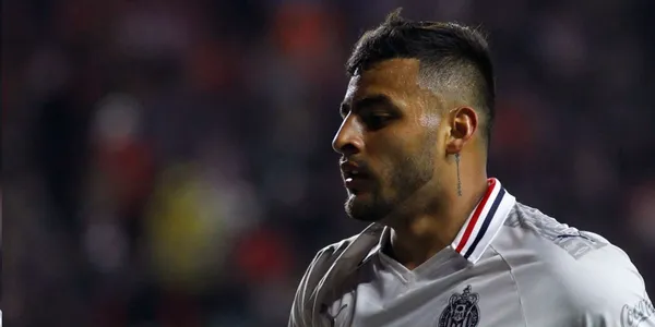 El futuro de Alexis Vega es incierto luego de no entrar en aviones de Chivas.