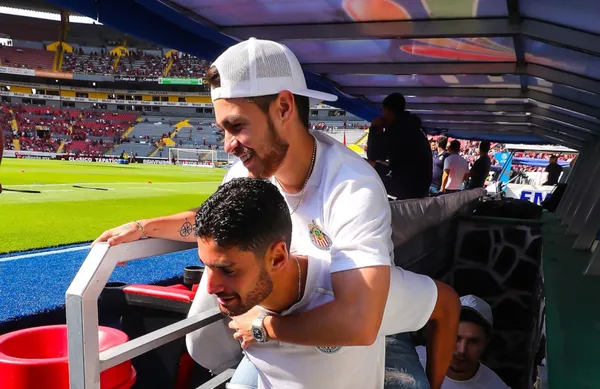 El jugador del Guadalajara está presente en la cancha del Jalisco.