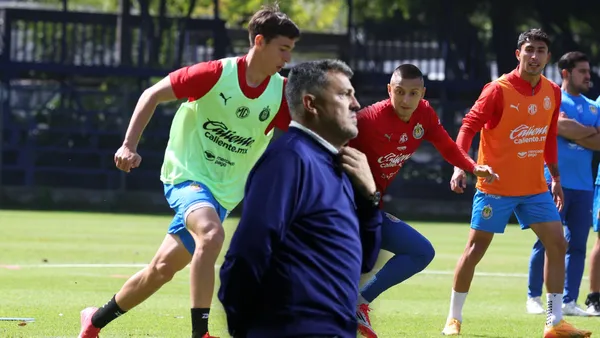 El proyecto de García ya estaría en riesgo | Foto: X @chivas