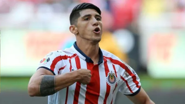 El regreso de Alan Pulido podría afectar a varios delanteros rojiblancos | Foto: X @chivas