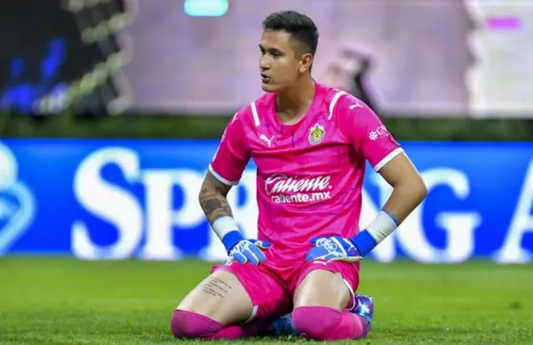 El "Wacho" Jiménez salió de cambió por lesión.