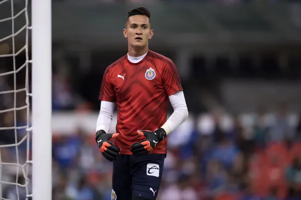 En punto de las 19:00 horas comienza el partido en el Estadio Nemesio Díez.