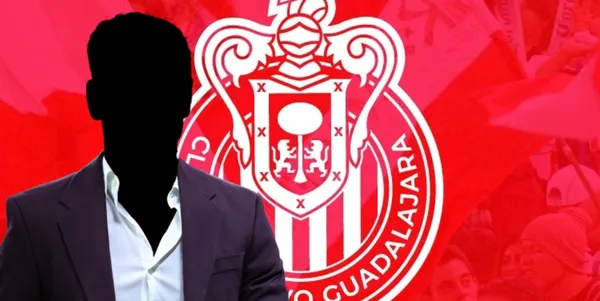 Entrenador incógnito junto al escudo de Chivas / FOTO GETTY IMAGES