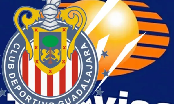 Escudo de Chivas de frente y logo de Televisa al fondo / Somos Chivas