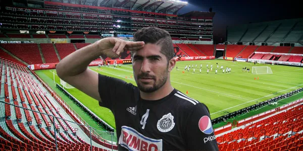 Estadio Caliente de fondo, tomado de Wikipedia, con Pereira al frente