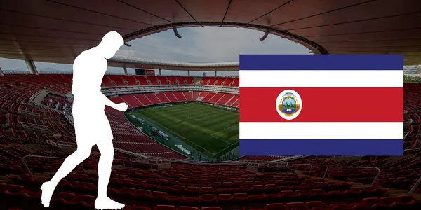 Estadio de fondo, tomado de Akron, con bandera de Costa Rica al frente