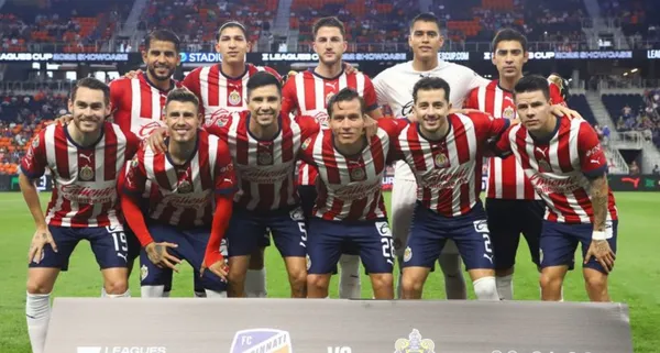 Este futbolista tendría que irse hoy mismo de Chivas, es una increíble lo que cobra.