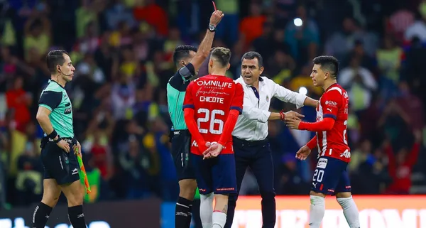 Fernando Beltrán no soportó y explotó contra el árbitro del Chivas vs América.