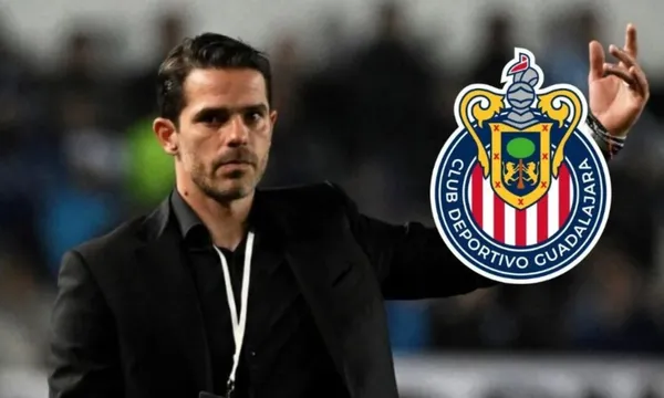 Fernando Gago dirigiendo a las Chivas en estadio de fútbol y escudo de Chivas / La Silla Rota