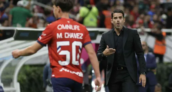 Fernando Gago dirigiendo un partido de las Chivas de Guadalajara (Fuente: Mexsports)