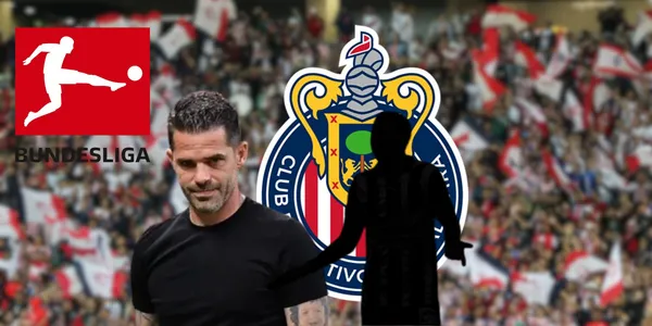 Fernando Gago observa un partido de la Liga MX dirigiendo a Chivas en el Clausura 2024