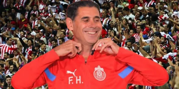 Fernando Hierro en su presentanción con Chivas y al fondo la afición / Foto Imago7