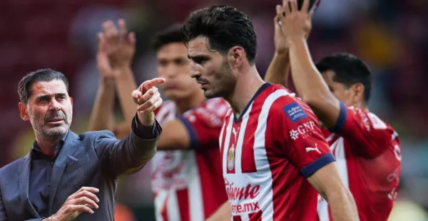 Fernando Hierro junto a jugadores de Chivas / FOTO MEXSPORT
