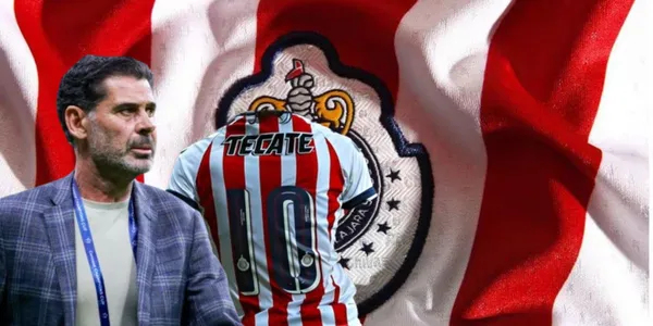 Fernando Hierro junto al escudo de Chivas / FOTO X