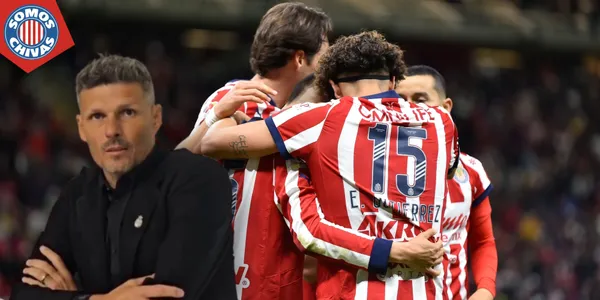 Fernando Ortiz y jugadores de Chivas (Fuente: MEXSPORT)