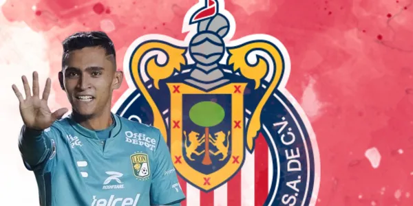 Fidel Ambriz junto al escudo de Chivas / FOTO SPORTMEDIA