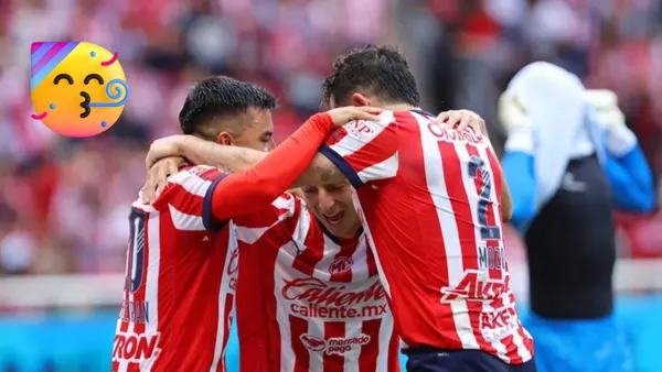 Foto: 90Min / Festejo de gol de los jugadores de Chivas