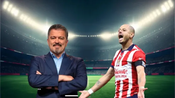 Foto: Carlos Hermosillo y Chicharito con la playera de Chivas