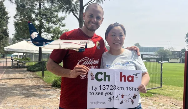 Foto de Chicharito con el aficionado de Hong Kong que viajó a verlo / Latinus