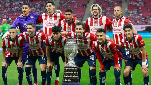 Foto de Chivas y el trofeo de la copa América